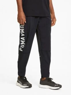 Puma Trainingshose "Train Logo" In Schwarz -Mustiag Geschaft puma trainingshose train logo in schwarz 2